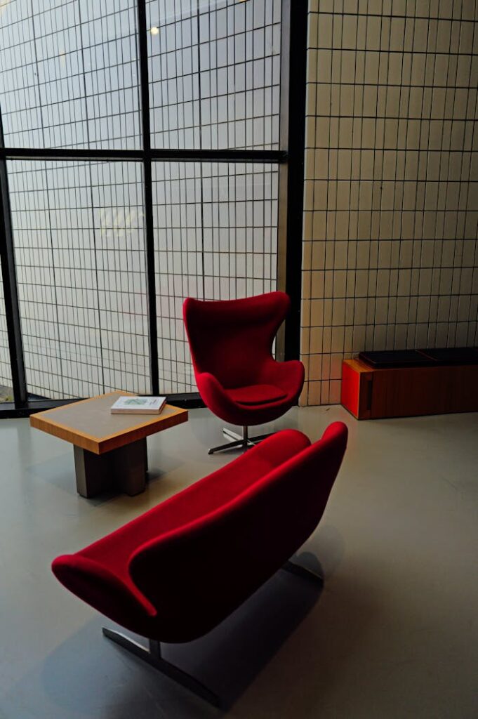 Espace de télétravail optimisé avec chaise et canapé