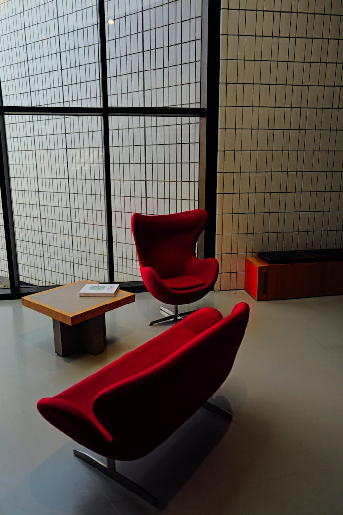 Espace de télétravail optimisé avec chaise et canapé