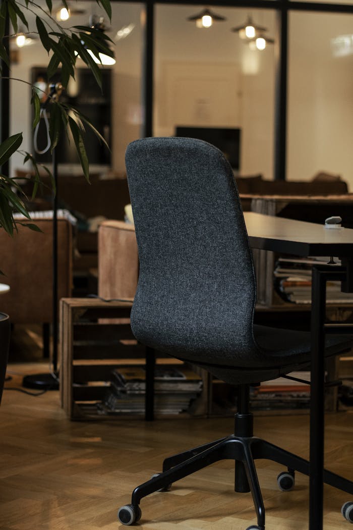 Espace de travail minimaliste avec chaise ergonomique 